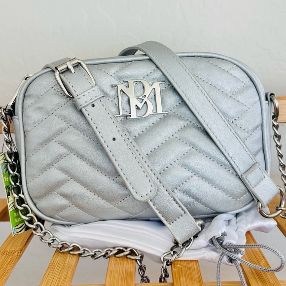 Badgley Mischka NWT Metallic Silver Quilted camera bag Crossbody with Chain - Picture 5 of 9